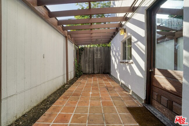 Building Photo - 449 N Sweetzer Ave