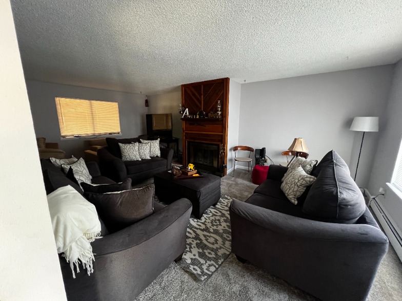 Building Photo - 593 Redwing Ln