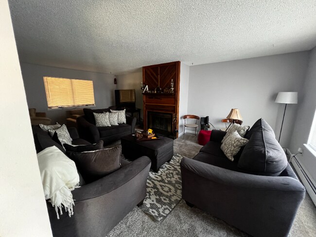 Building Photo - 593 Redwing Ln