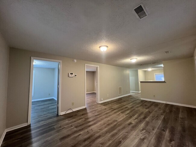 Building Photo - Price reduced!! Move-in Ready**