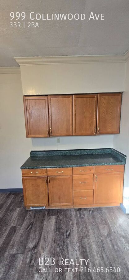 Building Photo - 999 Collinwood Ave