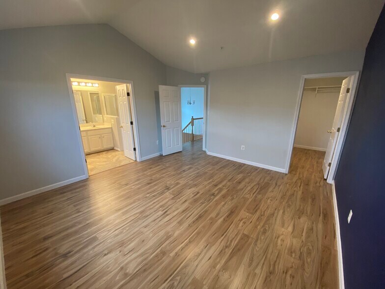 Building Photo - 5830 Shady Oak Ln