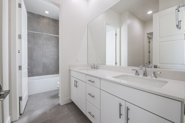 Building Photo - Luxury Living in Inspirada’s Gated Escala Community!