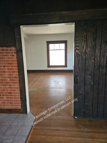 Building Photo - 408 W Maple Ave