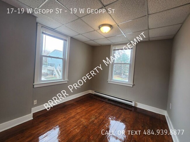 Building Photo - Bright, clean, affordable, off street park...