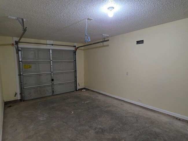 Building Photo - 1118 Towne Pk E Dr
