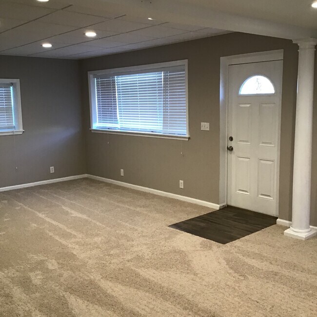 Building Photo - Upgraded 2 Bed/2 Bath plus Den HOME 1100 sq ft. Unit...A Must See!!!