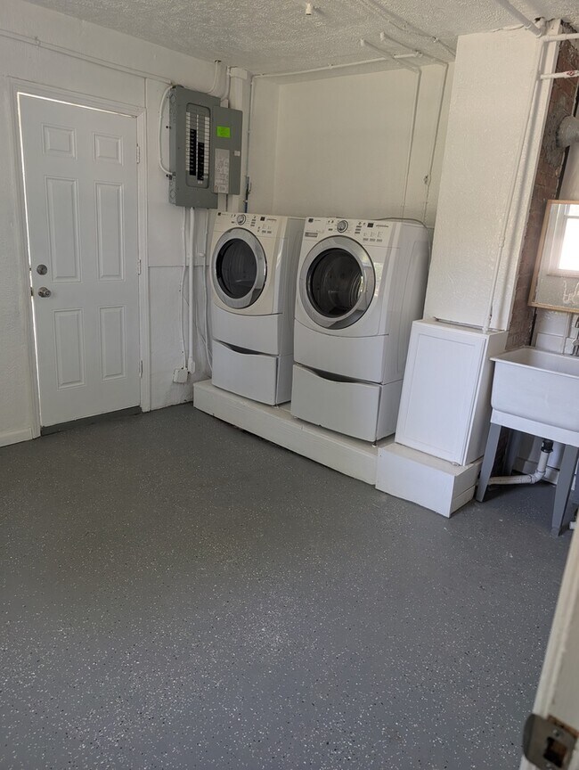 Building Photo - Spacious 5BR 2BA SFR w/ In-Unit W/D • Off Street Parking in Euclid