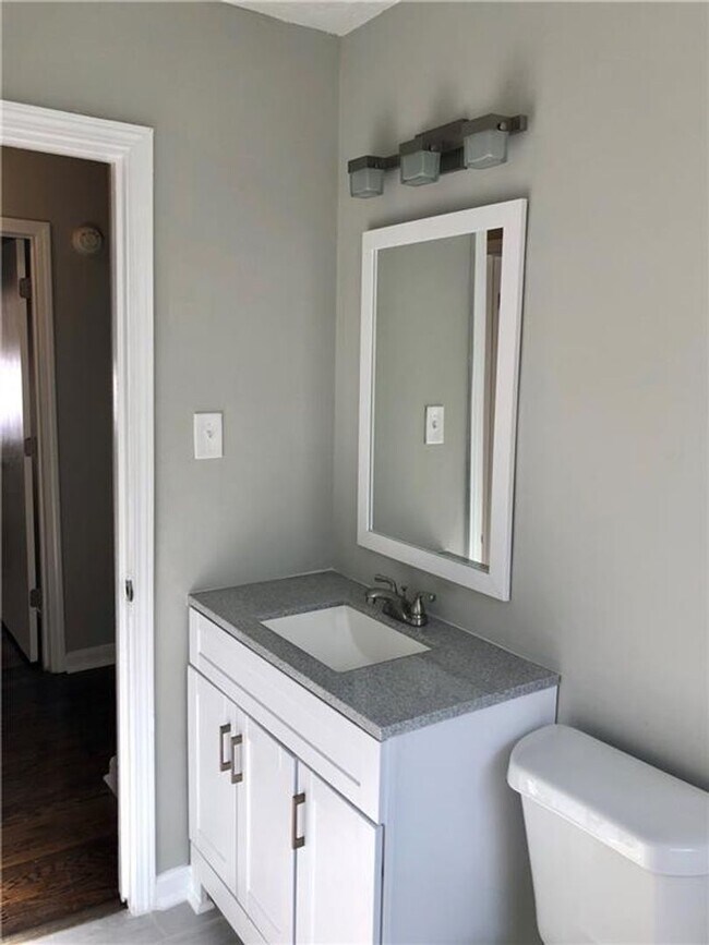 Building Photo - Updated 3 Bedroom/2 Bath Bungalow in Great...