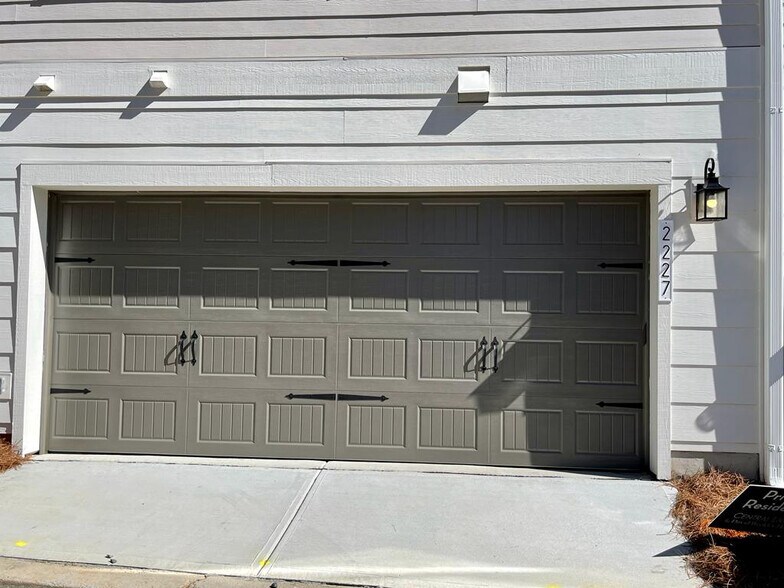 Building Photo - Room in Townhome on Statesville Ave