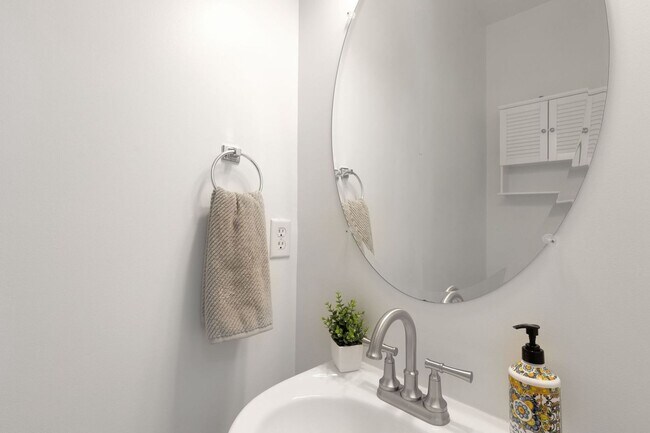 Building Photo - Stunning 3BR/3.5BA Townhome | 2,300+ Sq Ft...