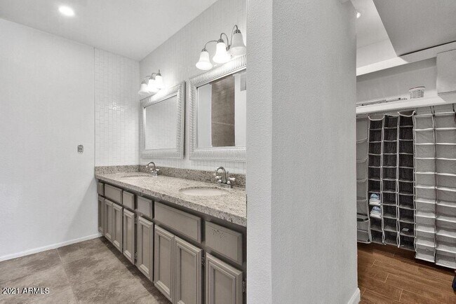 Building Photo - 6711 E Aire Libre Ln