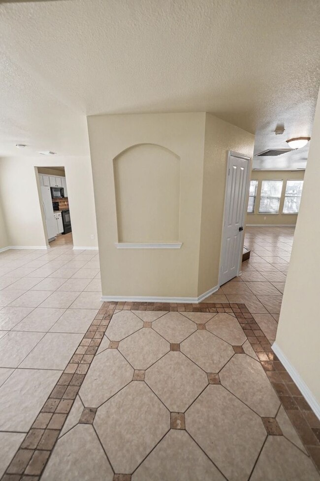 Building Photo - Beautiful 5-Bedroom Home in Schertz - Realtor Commission: $500