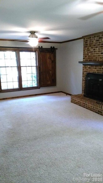 Building Photo - 433 Raintree Dr