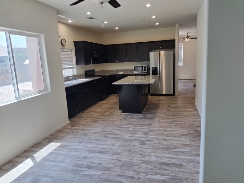 Building Photo - 1373 Manor Ave