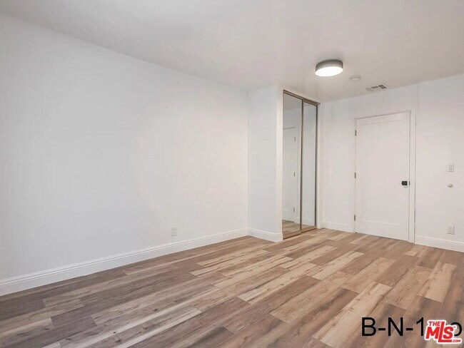 Building Photo - 923 N Stanley Ave