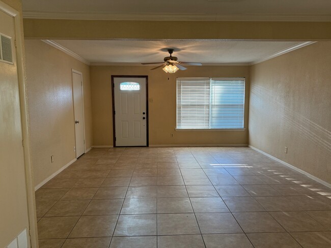 Building Photo - 902 Denton Dr