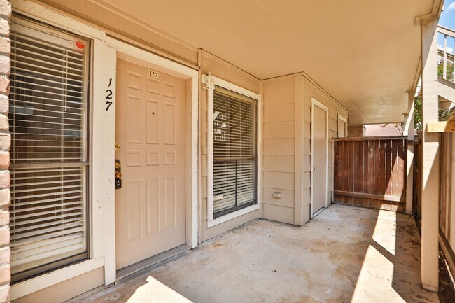 Building Photo - 2100 Wilcrest Dr