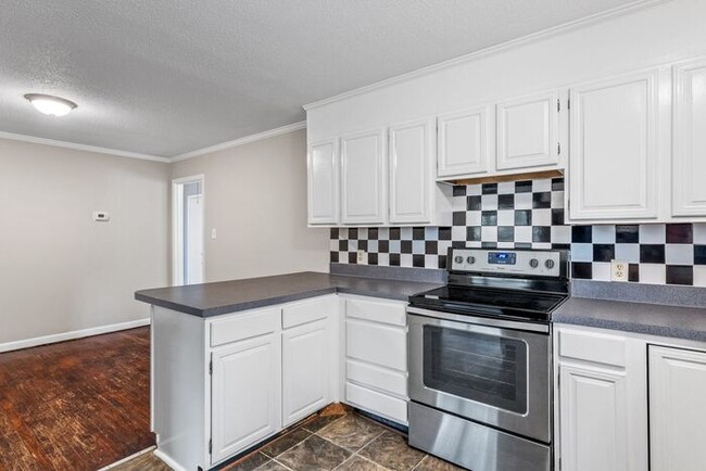 Building Photo - Home off Freeman Mill, Living Room Plus De...
