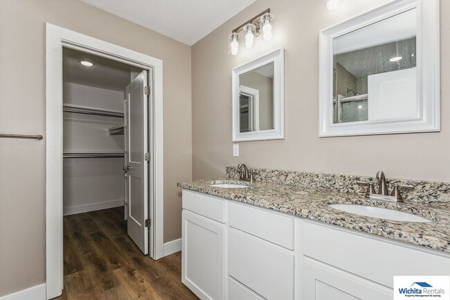 Building Photo - Newer 4 bedroom, 2.5 bath duplex NE Wichita