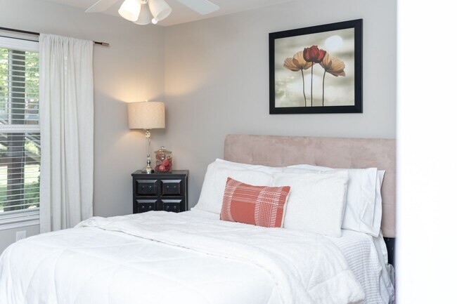 Building Photo - 3 Bedroom Flat, End unit Apartment - Available at Woodlands with $500 deposit. Ask your leasing a...