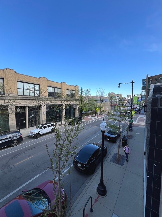 Building Photo - 3244 N Lincoln Ave