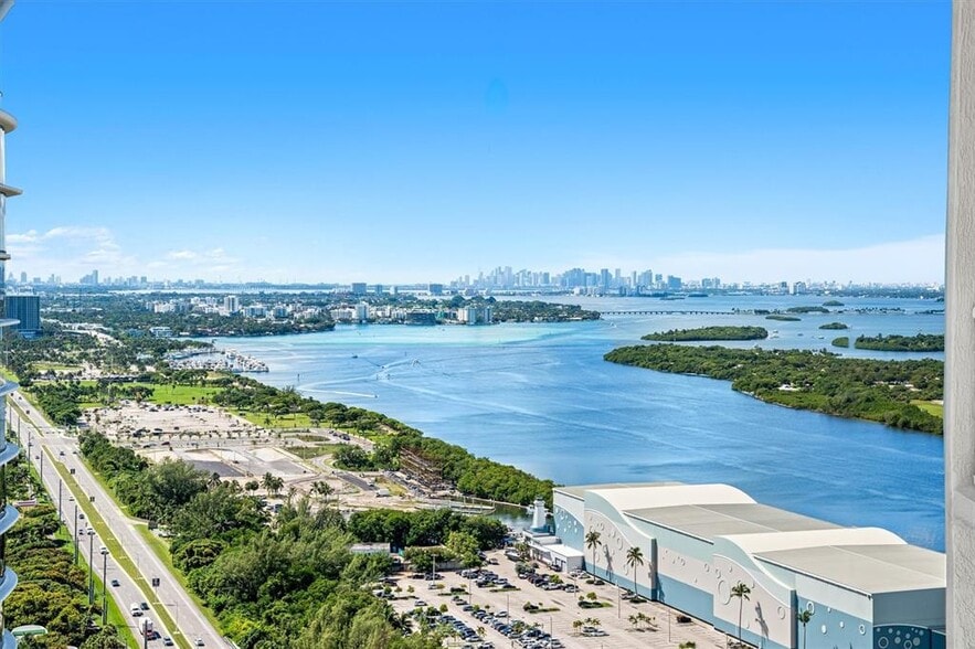 Building Photo - 15811 Collins Ave