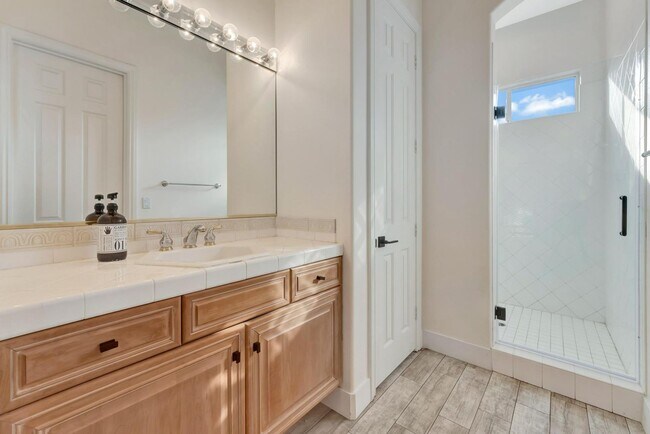 Building Photo - Queensridge Beauty - 5 bedroom on a 1/4+ acre lot