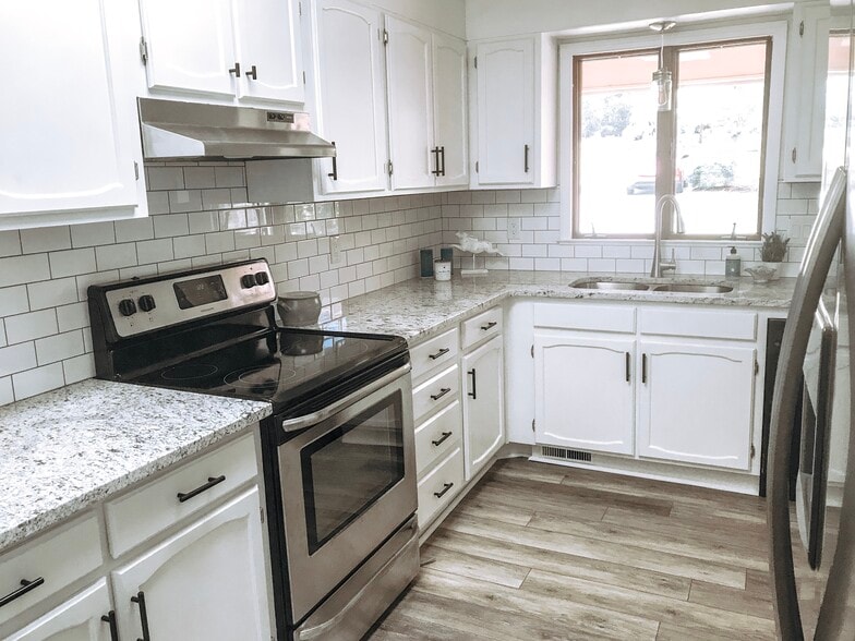 Building Photo - 300 Selkirk Trail