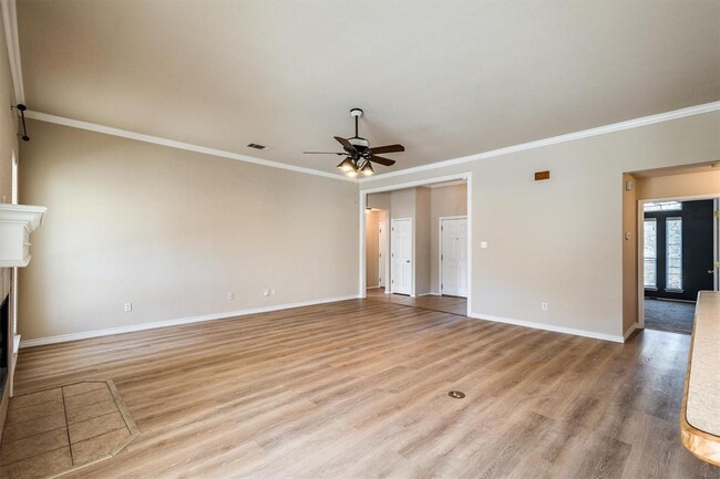 Building Photo - 706 Lakeview Dr