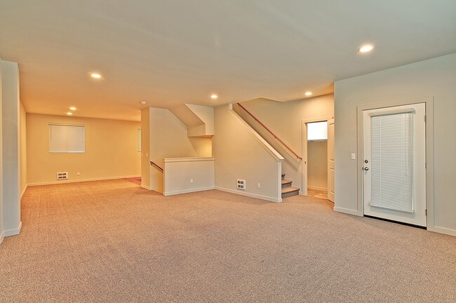 Building Photo - Available NOW! 4-Bedroom End-Unit Townhome Near Silver Lake