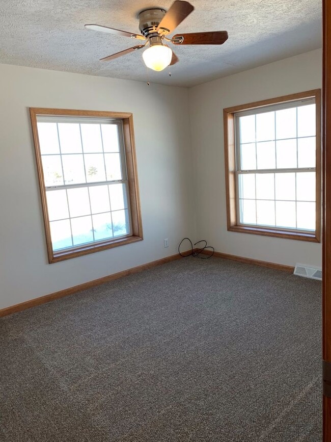 Building Photo - Country living close to the foothills