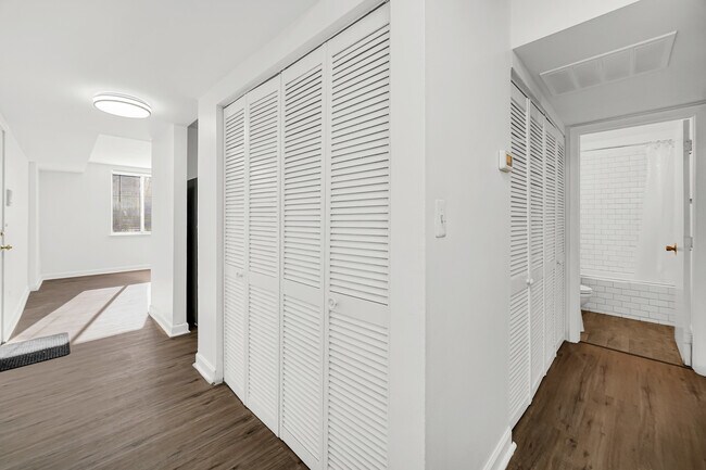 Building Photo - 2654 W 12th Pl