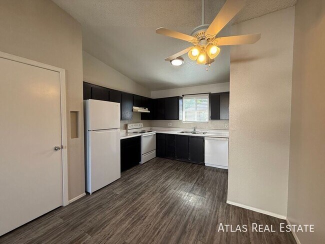 Building Photo - 465 W Ivyglen St