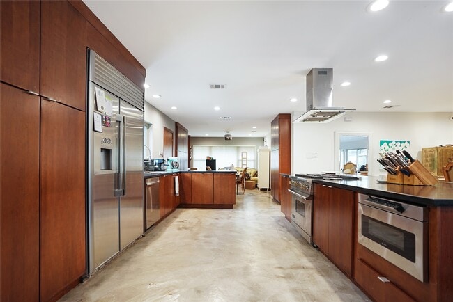 Building Photo - 5643 Terwilliger Way