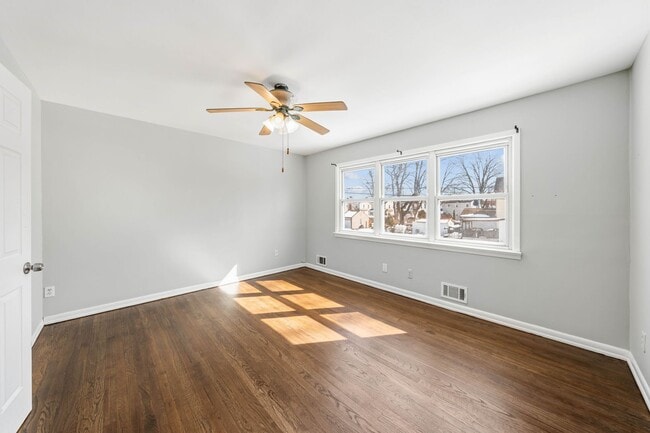 Building Photo - Large 3 Bedroom Apt