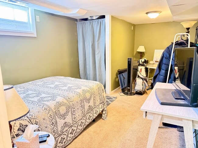 Building Photo - Sunny 1+ Bedroom Single family Home