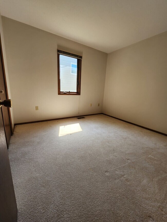 Building Photo - Spacious 3 Bedroom 3 Bathroom Home For Ren...