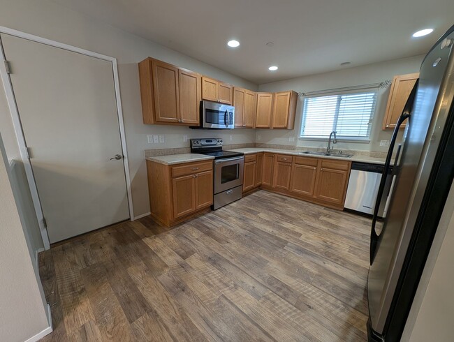 Building Photo - Corner lot 3 bed, 2.5 bath DuPont home!