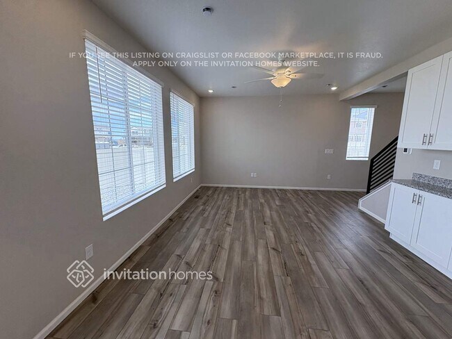 Building Photo - 3377 Streamwood Dr