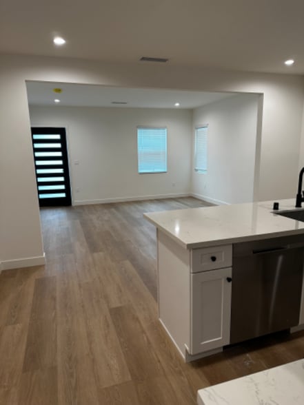 Building Photo - 2010-2010 Vineyard Ave