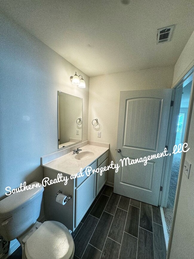 Building Photo - Country Feel but close to shopping