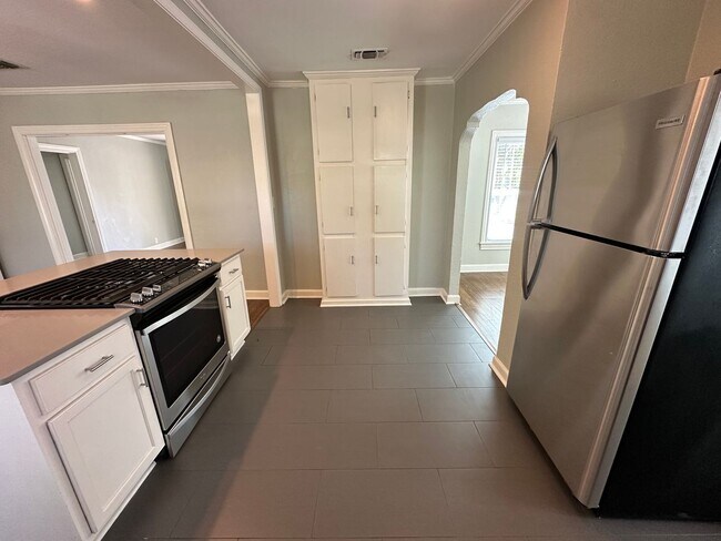 Building Photo - 514 E Charnwood St