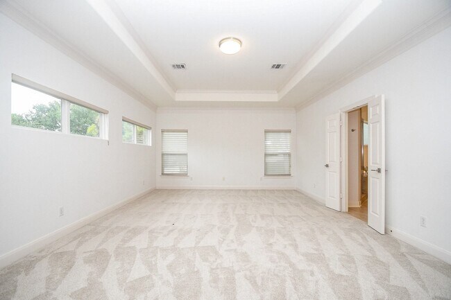 Building Photo - 2826 Tudor Manor