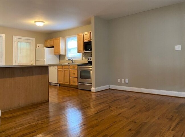 Building Photo - Selwyn/Collins Park area  3 bed, 1 bath Bu...