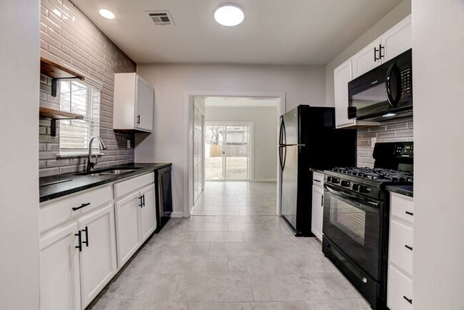 Building Photo - Move in Special! Stylish 3/1 Newly Renovat...