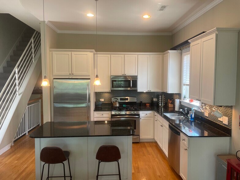 Building Photo - 857 N Paulina St