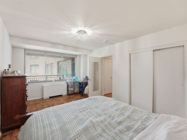 Building Photo - Oversized One-Bedroom Condo in a Prime Van Ness Location!