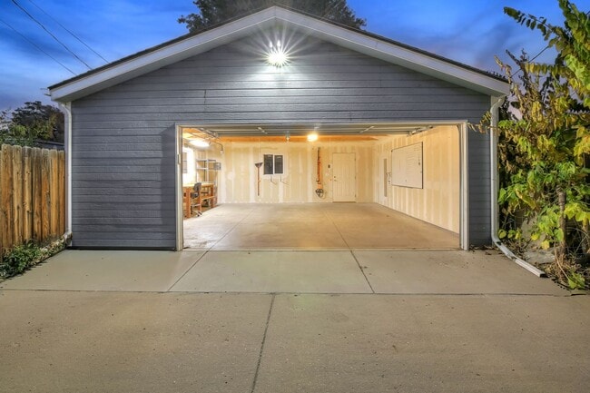 Building Photo - Charming 1924 Bungalow! 3 bedrooms and 1 b...