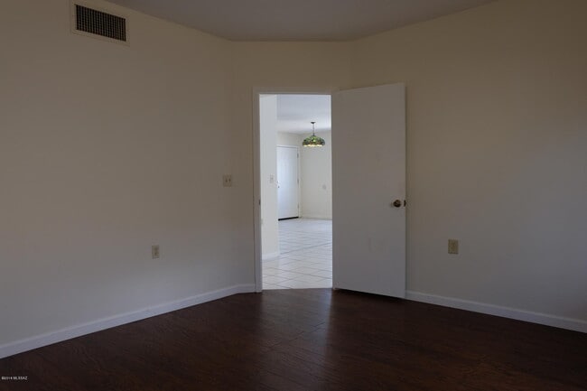 Building Photo - 3144 E Monte Vista Dr